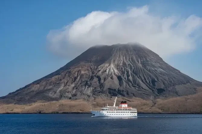 Barren Island volcano sightseeing boat cruise